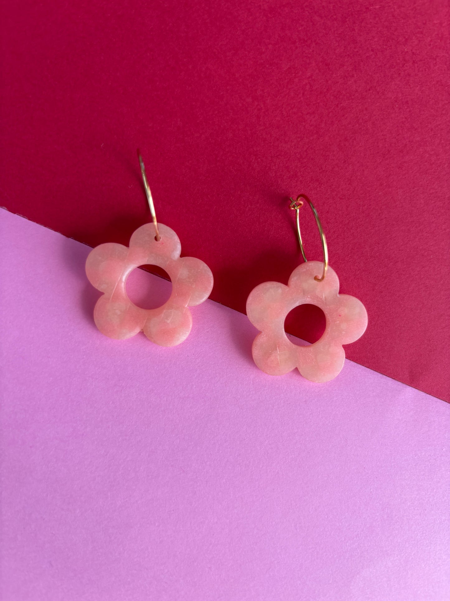 Neutral checkered daisies