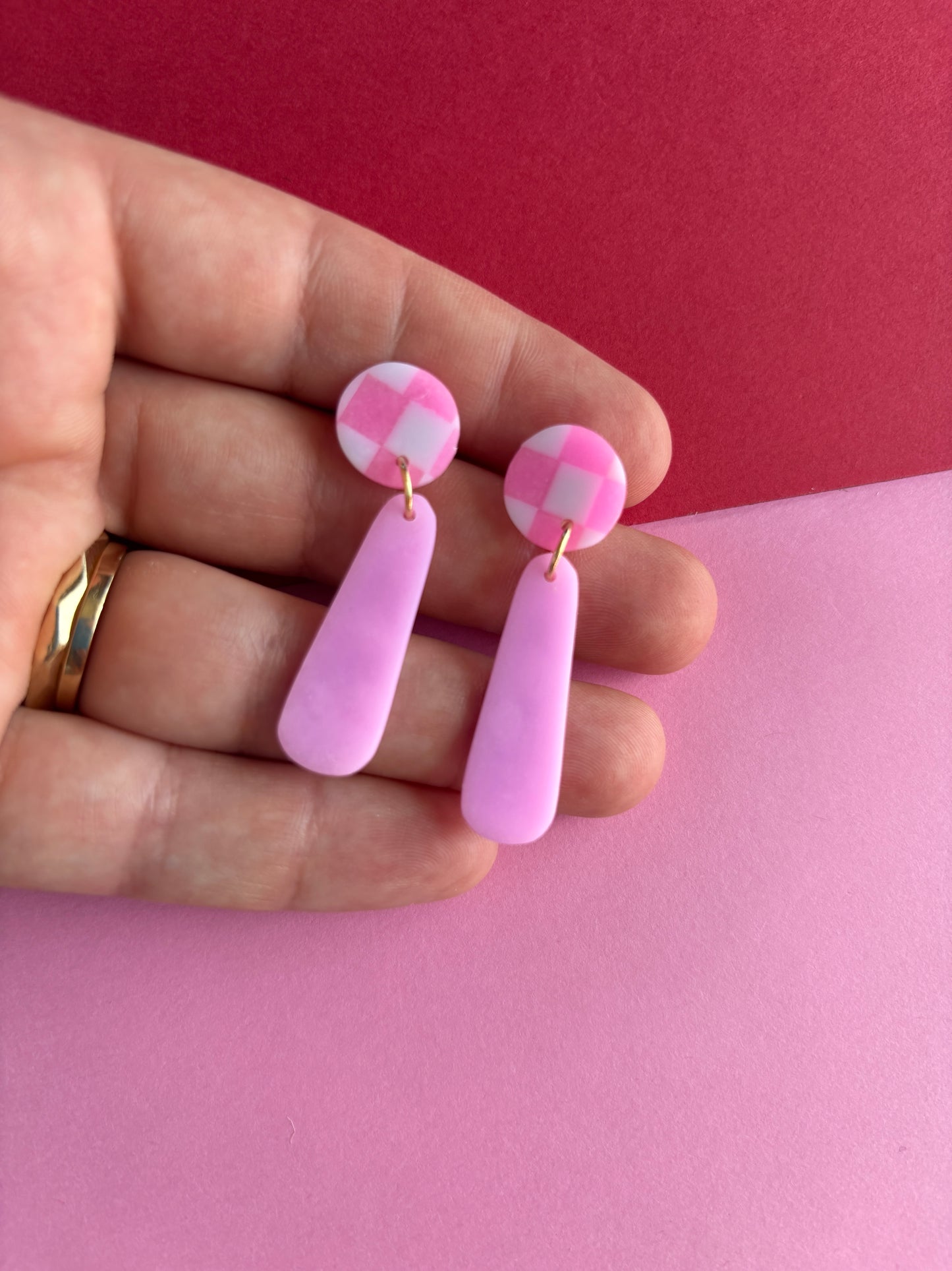 Checkered drop dangles: pink check stud