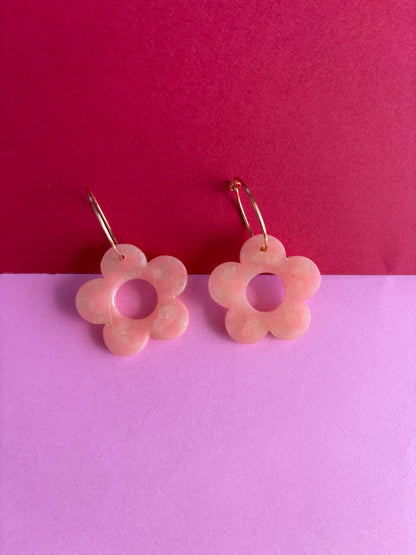 Neutral checkered daisies