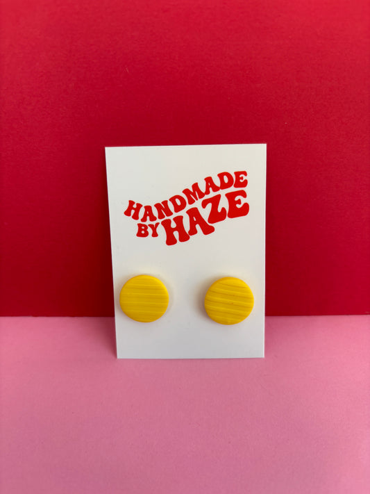 Yellow ribbed studs