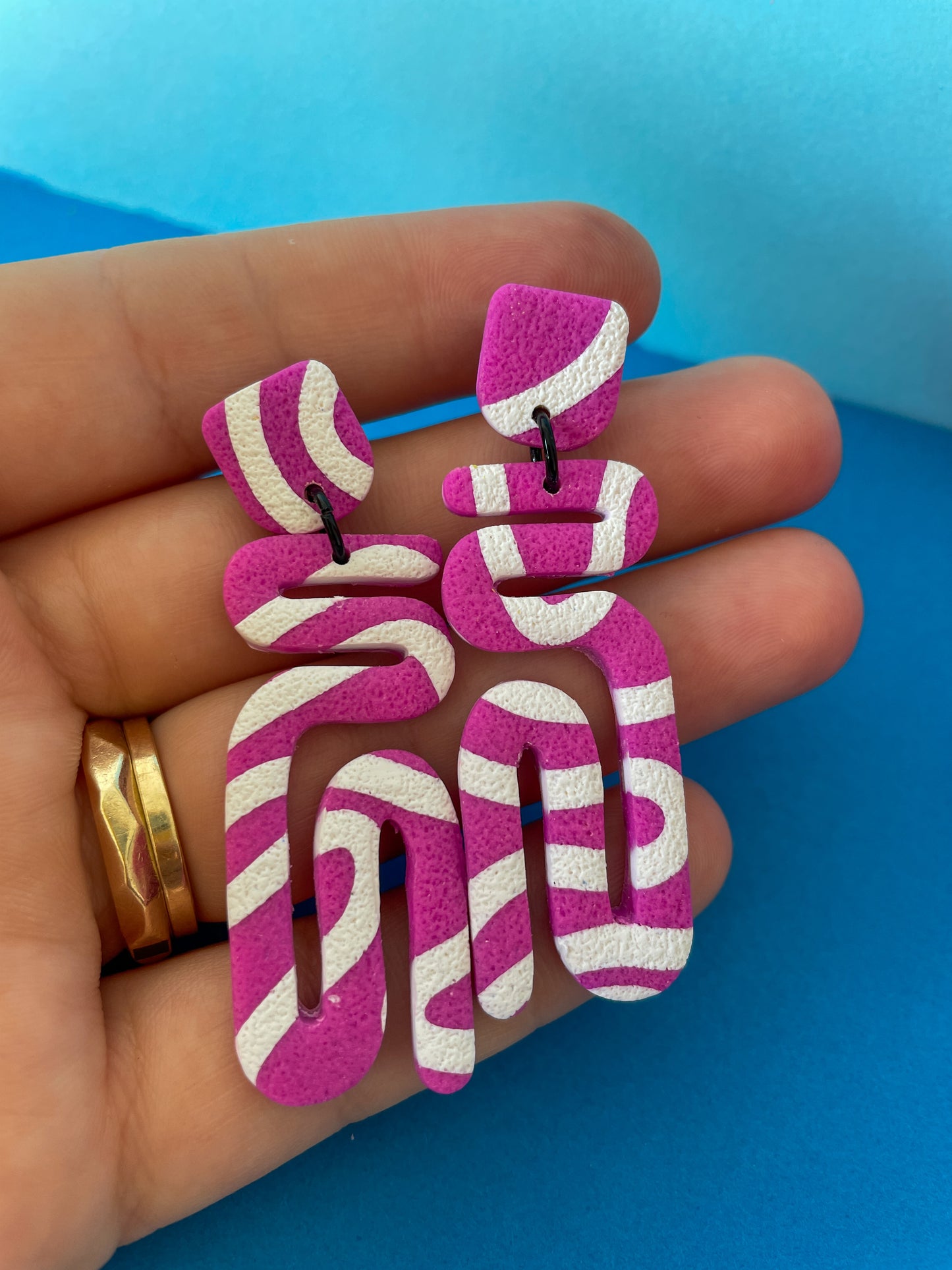 Isobar Wiggle Dangles