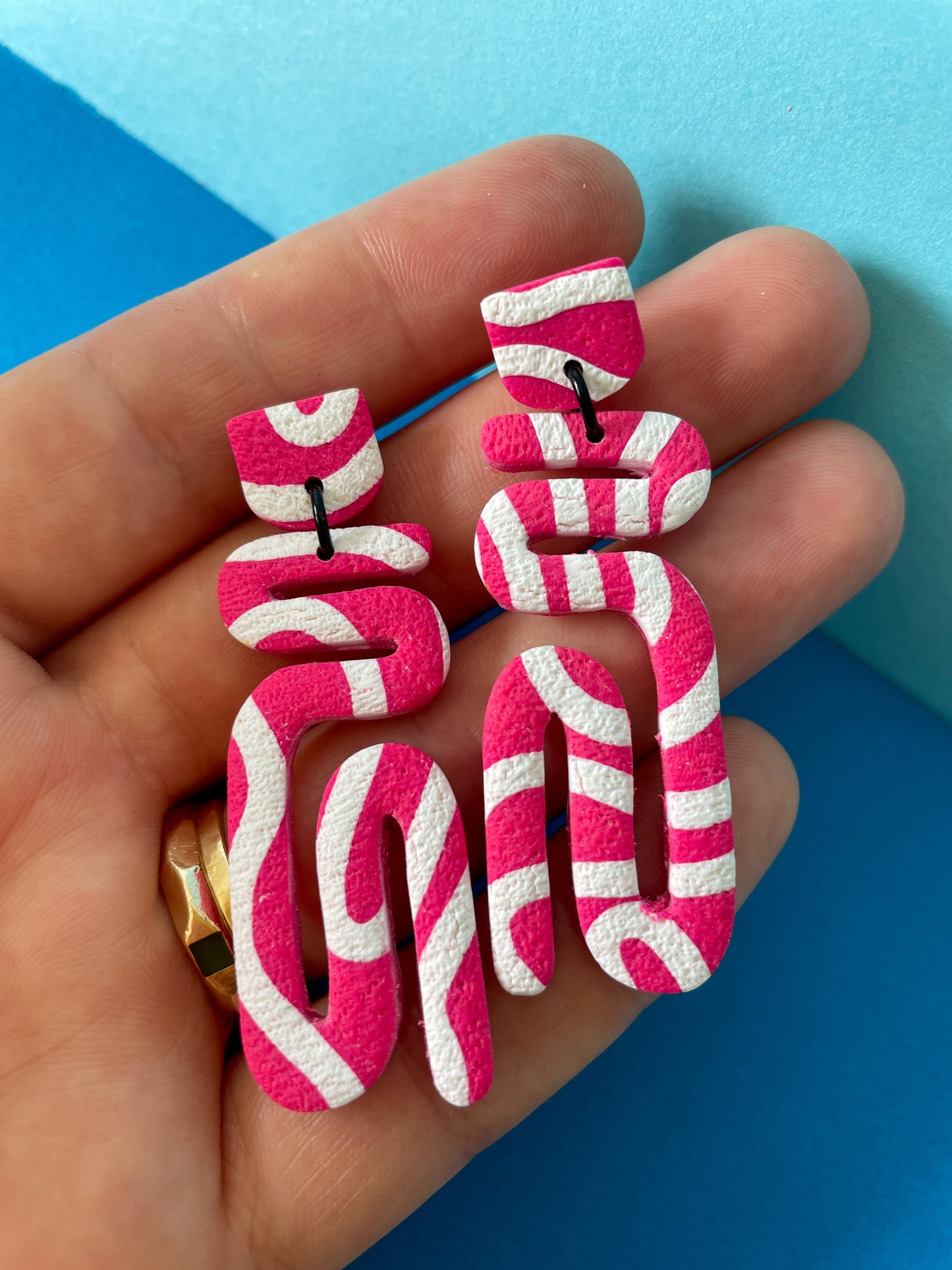 Isobar Wiggle Dangles