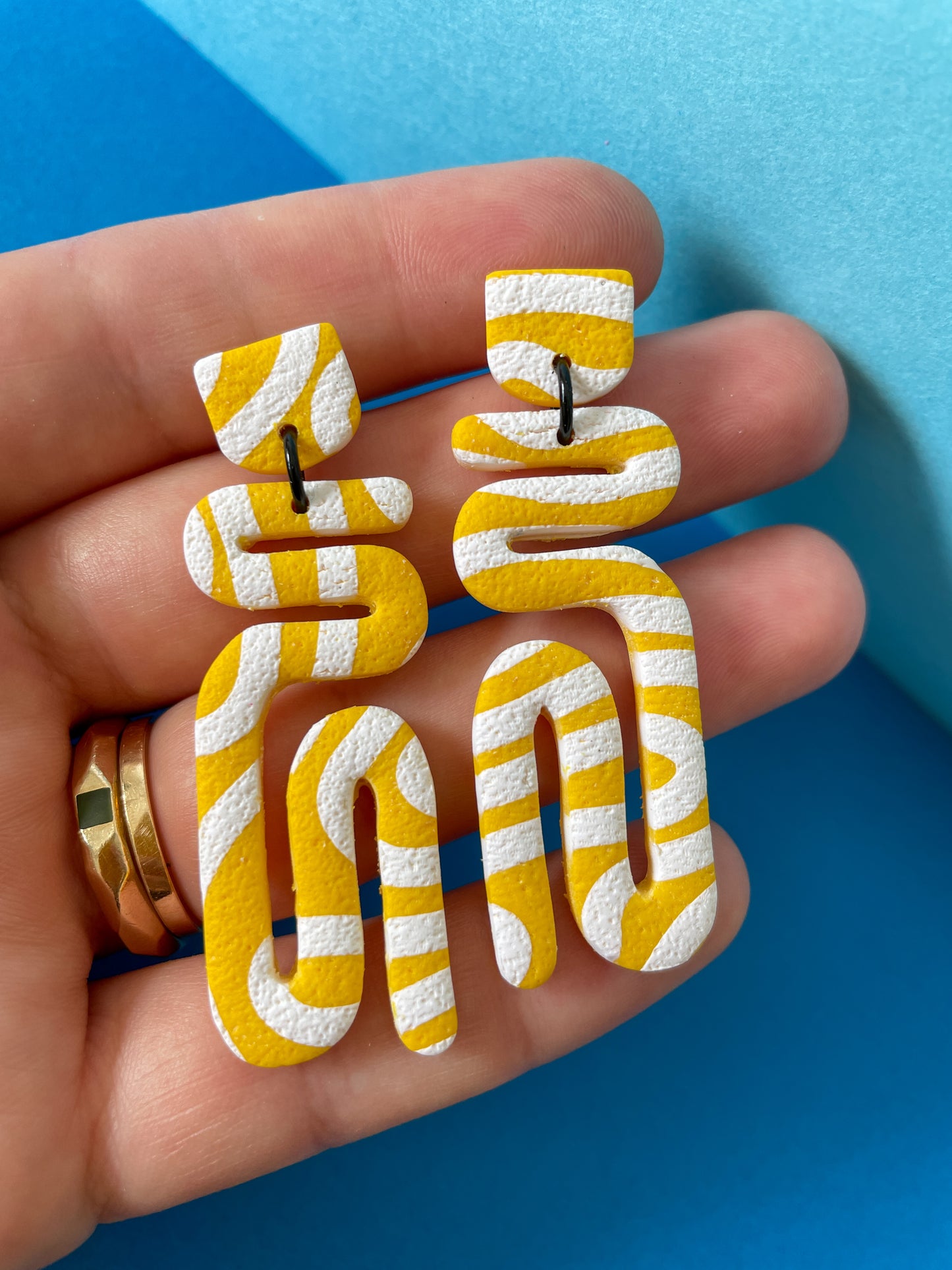 Isobar Wiggle Dangles